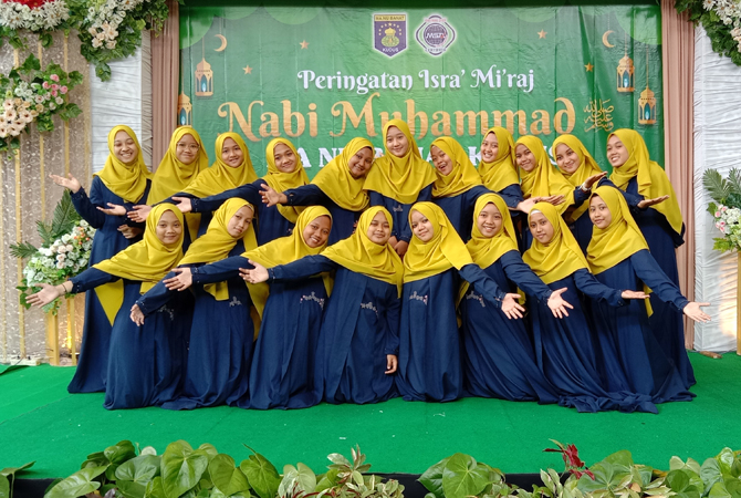 MEMBANGGAKAN: Grup Rebana Ar-Rahma MA Banat Kudus meraih peringkat II Festival Seni Internasional Unissula 2021. (AR-RAHMA FOR RADAR KUDUS)