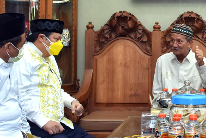 SILATURAHIM: Menko Perekonomian Airlangga Hartarto berkunjung ke Pesantren Progresif Bumi Shalawat di Sidoarjo, sowan ndalem KH Agoes Ali Masyhuri (Gus Ali) Minggu (20/1). (KEMENTERIAN KOORDINATOR BIDANG PEREKONOMIAN RI FOR RADAR KUDUS)