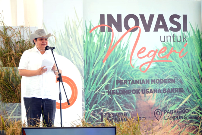 PERHATIKAN KETAHANAN PANGAN: Menko Bidang Perekonomian Airlangga Hartarto hadir dalam panen perdana padi gogo di Kabupaten Tulang Bawang Barat, Lampung, (12/2) lalu. (Ekon.go.id for Radar Kudus)