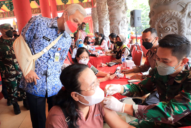 CAPAIAN TINGGI: Gubernur Jateng Ganjar Pranowo (kiri) meninjau vaksinasi masal yang dihadiri secara virtual Presiden Joko Widodo di Sam Poo Kong kemarin. (RADAR SEMARANG)