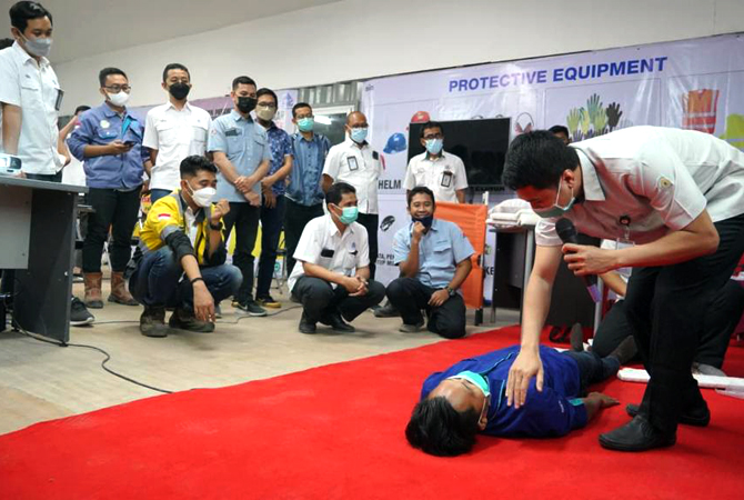 PRAKTIK: Pemateri sekaligus instruktur modul dari dokter perusahaan PTSG mengisi Program Kelompok Belajar (Kejar) K3 di Gedung Tanah Liat Pabrik Rembang Jumat (11/12). (PT SEMEN GRESIK FOR RADAR KUDUS)