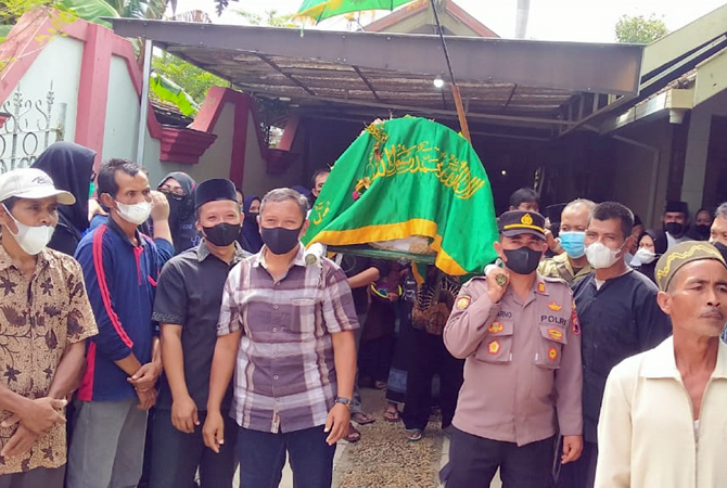 BERANGKATKAN: Jenazah Kartini, Anggota DPRD Blora ke tempat peristirahatan terakhir kemarin. (RIYAN FOR RADAR KUDUS)