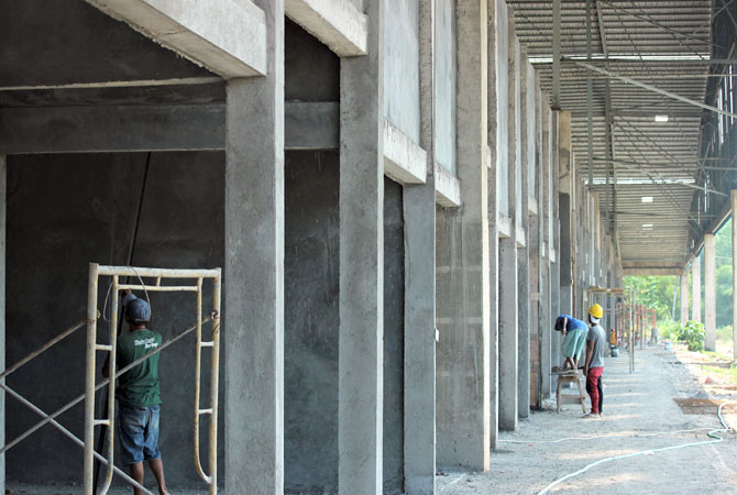 DILANJUT: Pekerja menyelesaikan proyek lanjutan pembangunan Pasar Bangsri baru tahun 2021. (MOH. NUR SYAHRI MUHARROM/RADAR KUDUS)