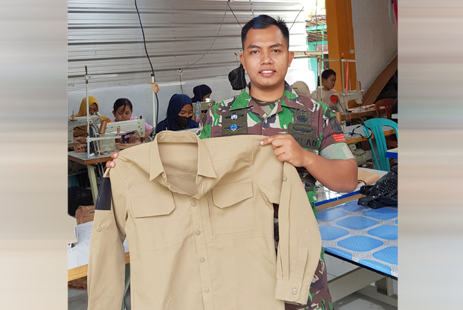 KREATIF: Anggota Kodim 0717/Grobogan Praka Bangkit Arif Wijaksana saat menunjukkan produknya ke Kepala Disperindag Grobogan Pradana Setiawan. (INTAN MAYLANI SABRINA/RADAR KUDUS)