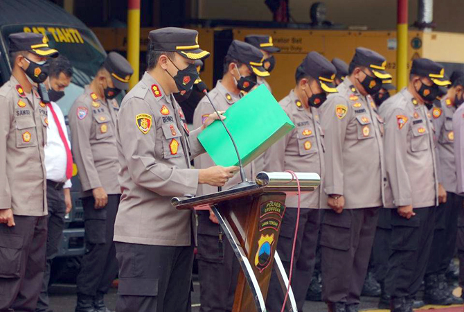 BERIKAN ARAHAN: Kapolres Grobogan AKBP Benny Setyowadi memberikan arahan kepada anggotanya dalam rapat usaia rapat apel kemarin. (SIROJUL MUNIR/RADAR KUDUS)
