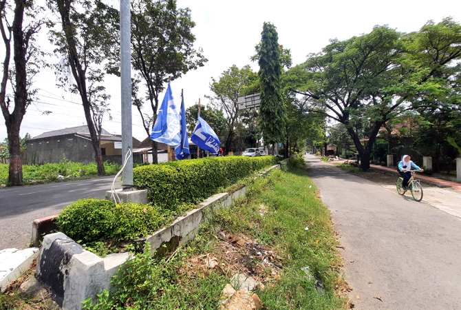 RUSAK: Taman median jalan di Jalan A Yani dalam keadaan rusak. (INTAN MAYLANI SABRINA/RADAR KUDUS)