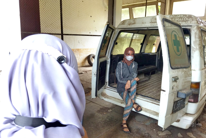 MENAKUTKAN TAPI MENARIK: Pengunjung mengambil potret berlatar belakang ambulans RSK Tayu, Pati, belum lama ini. (ACHMAD ULIL ALBAB/RADAR KUDUS)