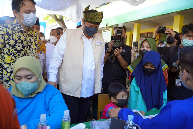 Menko Airlangga Hartarto melakukan kunjungan ke Riau, untuk memantau langsung vaksinasi anak di SD 158 di Jalan Patimura, Kota Pekanbaru, Jumat (25/2). (ISTIMEWA FOR RADAR KUDUS)