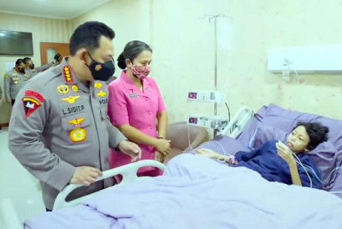 PEDULI: Kapolri Jendral Listyo Sigit Prabowo bersama istri menjenguk Sinta di RS Polri Sukamto kemarin. (DIVISI HUMAS POLRI FOR RADAR KUDUS)