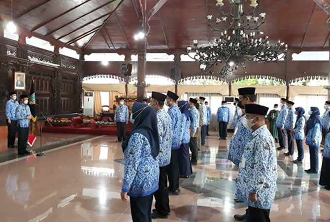 PENYEGARAN: Bupati Kudus melantik dan meroling 46 pejabat eselon III dan IV kemarin. (GALIH ERLAMBANG W/Radar Kudus)