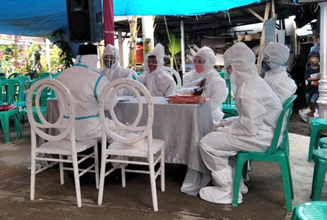 SAKRAL: Kedua mempelai dan wali nikah beserta naib memakai hazmat di Desa Geyer Kecamatan Geyer. (Puskesmas Geyer 1 for Radar Kudus)