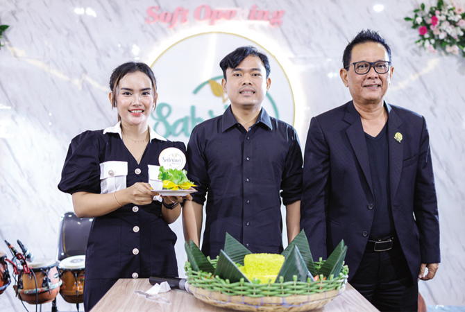 LAUNCHING: Maya Sabrina (kiri) meluncurkan dua produk kecantikan, Sabrina Glow Colla dan Sabrina Detox Slimming Tea. (SABRINA SKINCARE FOR RADAR KUDUS)
