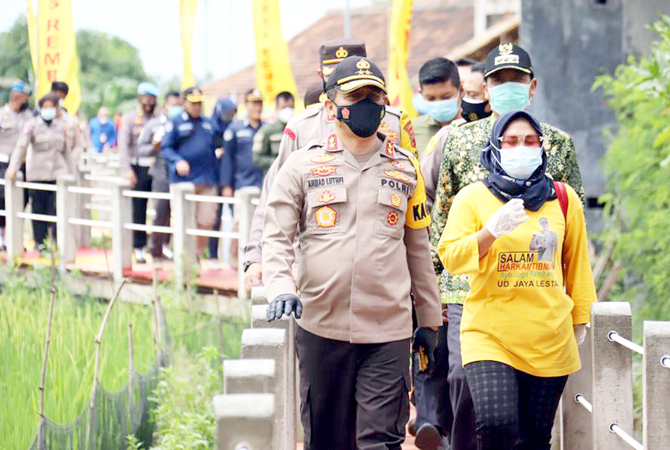 BERPRESTASI: Kepala desa Kumendung Dwi Handayani menyambut Kunjungan Kapolda Jateng bersama Bupati Rembang Abdul Hafidz dan jajaran Polres Rembang saat pengukuhan Kampung Candi. (WISNU AJI/RADAR KUDUS)