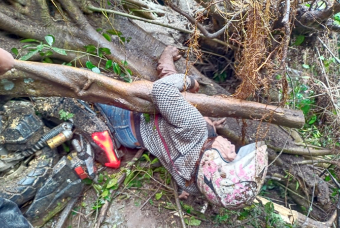 SELAMAT: Wisatawan asal Jepara selamat terkena rutuhan material longsor di Rahtawu Kudus, Minggu (27/2). (GALIH ERLAMBANG W/ Radar Kudus)