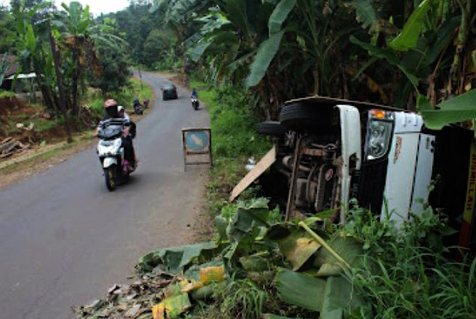 APES: Pengendara melewati mobil yang terperosok di pinggir jalan Pecangaan-Batealit kemarin. (NIBROS HASSANI/RADAR KUDUS)
