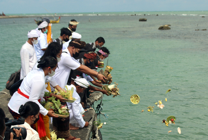 KHIDMAT: Umat Hindu Jepara menggelar upacara Melasti di Pantai Bandengan kemarin. Proses ini, sebagai rangkaian Hari Raya Nyepi Tahun Saka 1944. (MOH. NUR SYAHRI MUHARROM/RADAR KUDUS)