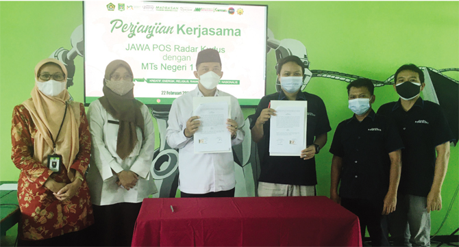 SINERGI: Jawa Pos Radar Kudus tandatangani kerja sama dengan MTsN 1 Pati bentuk sekolah jurnalistik, kemarin. (ANDRE FAIDHIL FALAH/RADAR KUDUS)