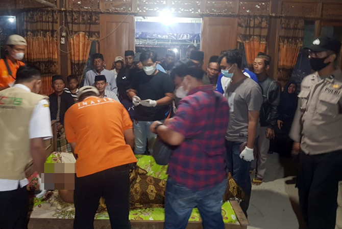 IDENTIFIKASI: Petugas Inafis Polres Grobogan dan Tim Kesehatan Puskesmas Toroh 1 saat melakukan identifikasi korban kesambar petir. (INTAN MAYLANI SABRINA/RADAR KUDUS)