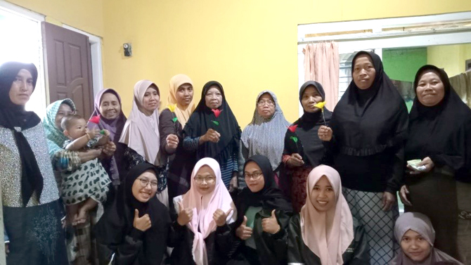 KREATIF: Kelompok Kuliah Kerja Nyata (KKN) Universitas Islam Nahdlatul Ulama (UNISNU) desa Sumanding berfoto bersama ibu-ibu PKK desa Sumanding setelah membuat kerajinan bunga. (RINA FOR RADAR KUDUS)