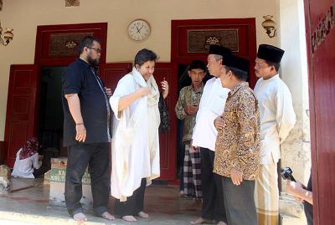 KUNJUNGAN: Lestari Moerdijat melalui Yayasan Dharma Bakti Lestari kunjungi makam Ratu Kalinyamat di Mantingan belum lama ini. Lanjutan pengajuan gelar pahlawan nasional bakal dilanjutkan dengan menggelar seminar nasional. (M. KHOIRUL ANWAR/RADAR KUDUS)