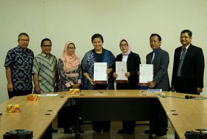 BERJUANG: Pembina YDBL Lestari Moerdijat dan Dekan Fakultas Ilmu Budaya Undip tandatangani MoU kerja sama pengajuan Ratu Kalinyamat sebagai pahlawan nasional dalam&nbsp;pada Jumat (25/10). (Dok Pribadi)