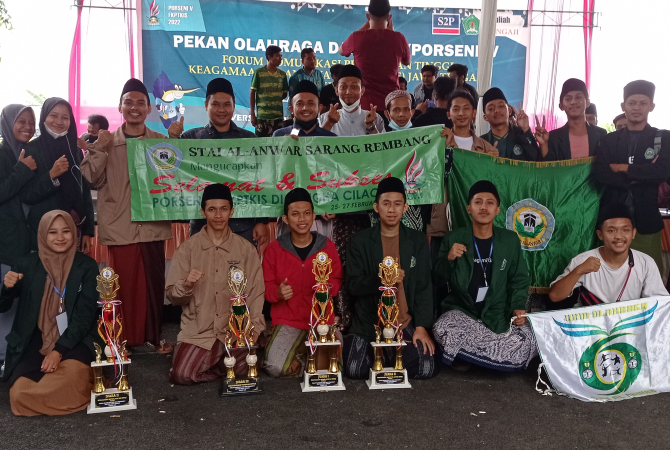 KOMPAK: Delegasi dari Sekolah Tinggi Agama Islam (STAI) Al-Anwar Sarang Rembang  sukses meraih prestasi pada pada Pekan Olahraga dan Seni (Porseni) di Universitas Nahdlatul Ulama Al Ghazali Cilacap. (STAI AL-ANWAR SARANG FOR RADAR KUDUS)