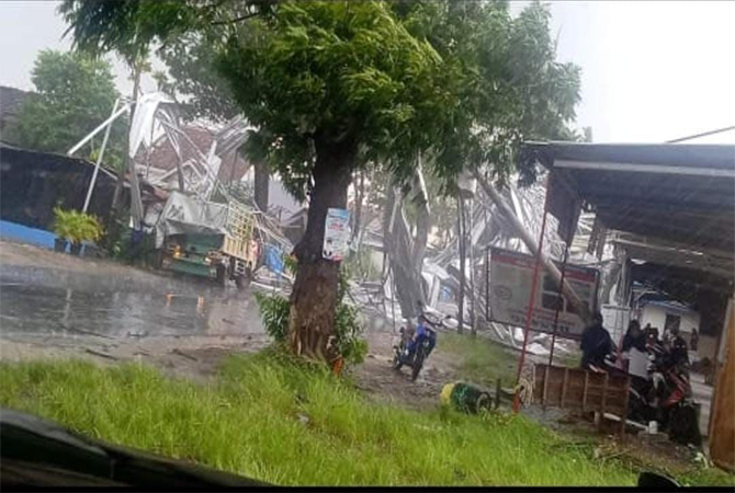 PORAKPORANDA: Sejumlah bangunan di Desa Sleko, Jakenan, Pati porakporanda usai diterjang angin puting beliung pada Minggu (20/3). (ISTIMEWA/RADAR KUDUS)