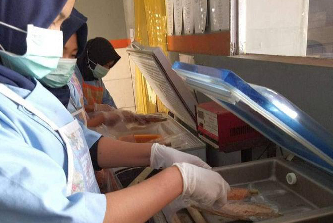 OLAHAN BANDENG: Kelompok Poklahsar Bilvie membuat olahan produk dari ikan bandeng. (BRI FOR RADAR KUDUS)