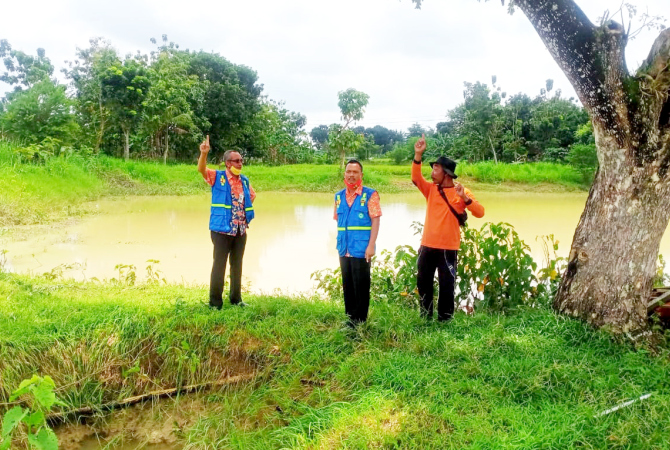 CEK LOKASI: DPUPR Blora mendatangi lokasi banjir di wilayah Jiken baru-baru ini. (PEMKAB BLORA FOR RADAR KUDUS)