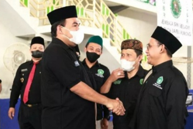 SELEKSI KETAT: Bupati Blora juga Ketua PW PS NU Pagar Nusa Jateng Arief Rohman bersalaman dengan panitia Kejurda PS NU Pagar Nusa Jateng di GOR Mustikam, Blora, pada Minggu (13/3). (FAKHRI/RADAR KUDUS)
