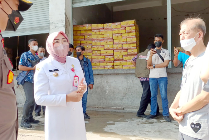 SIDAK PASAR: Bupati Sri Sumarni bersama Forkopinda melakukan stok minyak goreng digudang distributor, pasar dan toko pasar Purwodadi. (SIROJUL MUNIR/RADAR KUDUS)