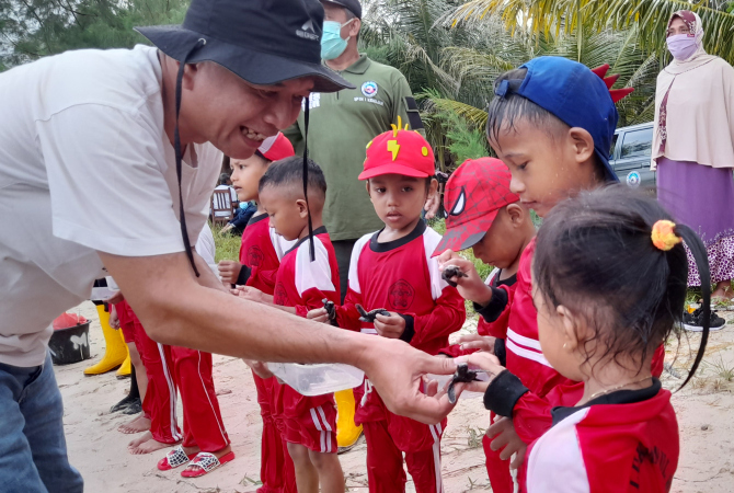 CERIA: Bersama anak-anak PAUD di Desa Kemujan, Karimunjawa Bupati Andi mengenalkan pentingnya kelestarian alam melalui pelepasan tukik ke laut lepas. (NIBROS HASSANI/RADAR KUDUS)