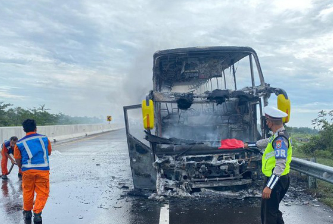 LUDES TERBAKAR: Bus wisata dengan nomor polisi Rembang K 1670 EW terbakar hebat di Jalan Tol Pandaan-Malang, pada Minggu (6/3). (ISTIMEWA/RADAR KUDUS)