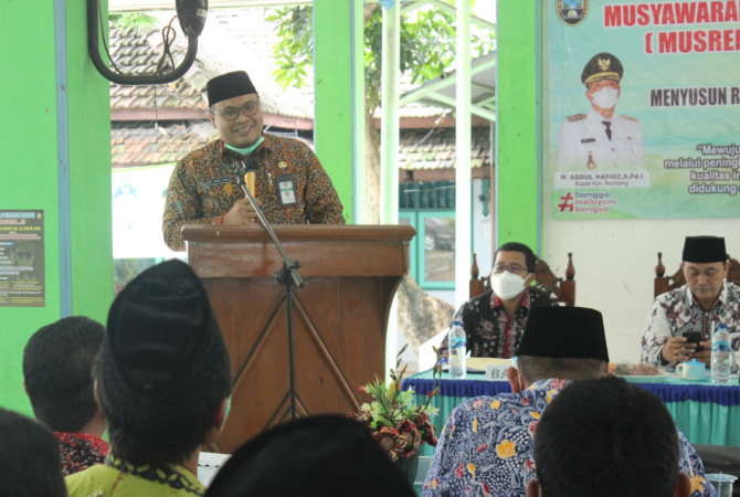 SAMBUTAN: Wakil Bupati Rembang Gus Hanies beri sambutan  di Musrenbangcam yang diadakan di Kecamatan Sluke pada Selasa (1/3). (WISNU AJI/RADAR KUDUS)
