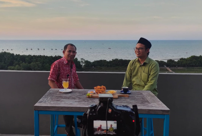 GAYENG: Direktur Jawa Pos Radar Kudus Baehaqi berbincang-bincang profil Gus Baha’ bersama Zaimul Umam (Gus Umam), adik dari Gus Baha’ pada Jumat (25/3). (WISNU AJI/ RADAR KUDUS)