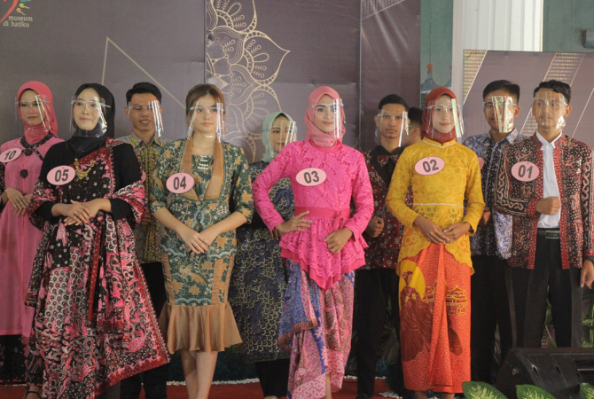 TAMPIL MAKSIMAL: Para peserta Duta Museum 2022 Kabupaten Rembang tampil maksimal saat grand final di pendapa museum RA Kartini Rembang, Senin (28/3). (WISNU AJI/RADAR KUDUS)