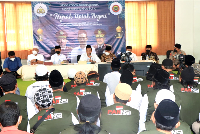 KE PANGKUAN NKRI: Gus Baha ngaji bersama Napiter dari seluruh Indonesia di Ponpes Alquran, Narukan, Kragan, Rembang, kemarin. (VACHRI RINALDY L/RADAR KUDUS)