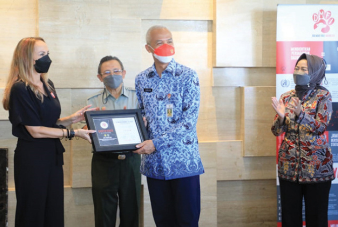 Gubernur Jateng Ganjar Pranowo menerima penghargaan dari DMFI karena upaya serius dalam mendukung kampanye bebas konsumsi daging anjing, Kamis (17/3). (RADAR DOLO)