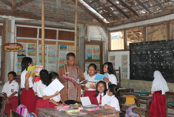 BELAJAR: Siswa saat mengikuti kegiatan belajar mengajar (KBM) di sekolah. (INTAN MAYLANI SABRINA/RADAR KUDUS)