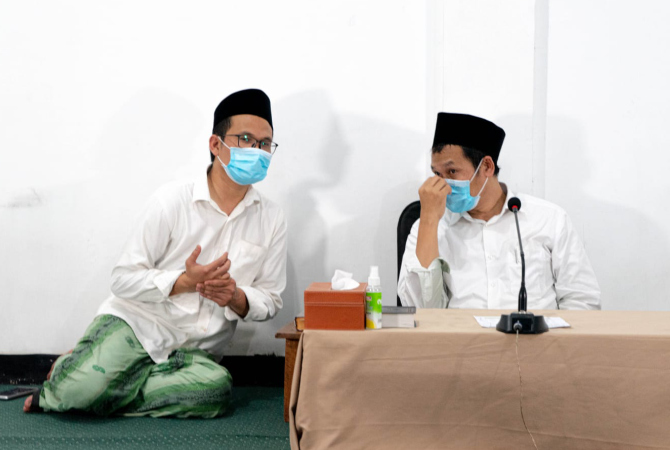 BINCANG: Gus Umam (kiri) dan Gus Baha (Kanan) berbincang dalam satu forum pengajian belum lama ini. (DOK. RADAR KUDUS)