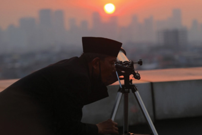Pemantauan hilal untuk menentukan Ramadan 1443 H. (JAWA POS.COM)