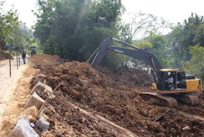 TAK BISA DILEWATI: Alat berat memperbaiki Jalan Kedungjat-Salatiga di Desa Ngombak, Kedungjati, Grobogan, pada Jumat (25/3). (SIROJUL MUNIR/RADAR KUDUS)