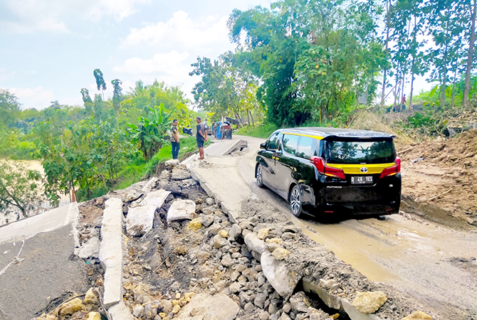 RUSAK: Jalan Gubug-Salatiga tepatnya di Dusun Kalikonang, Desa Ngombak, Kecamatan Kedungjati longsor cukup luas. (INTAN MAYLANI SABRINA/RADAR KUDUS)