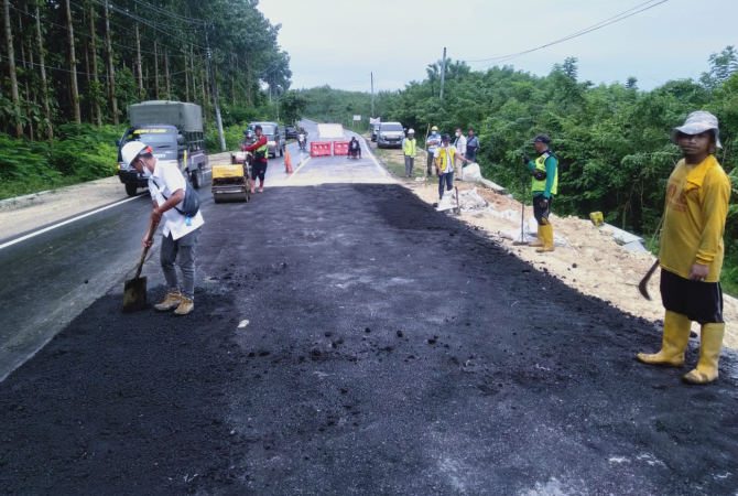 KEMBALI MULUS: Jalan Rembang-Blora yang longsor baru-baru ini sudah tertangani sementara. (VACHRI RINALDY L/RADAR KUDUS)