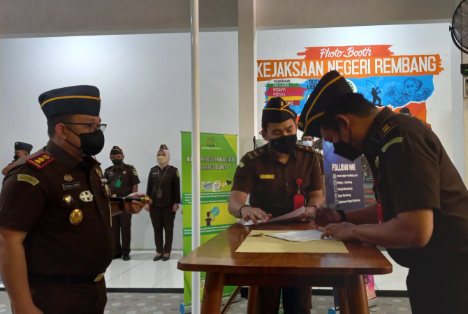 KOMITMEN: Kejaksaan Negeri Rembang mencanangkan Zona Integritas pada Senin (7/3). (VACHRI RINALDY L/RADAR KUDUS)
