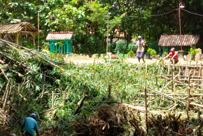 LONGSOR: Makam Pojok yang ada di Dusun Ngrumpeng Desa Putatsari, Grobogan longsor tergerus air. (INTAN MAYLANI SABRINA/RADAR KUDUS)