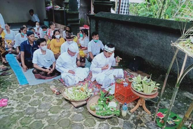 KHUSYUK: Umat Hindu tengah berdoa bersama dalam kegiatan Mecaru di Pura Puser Bumi Desa Plajan, Pakisaji, Jepara, pada Rabu (2/3). (ARIS FOR RADAR KUDUS)