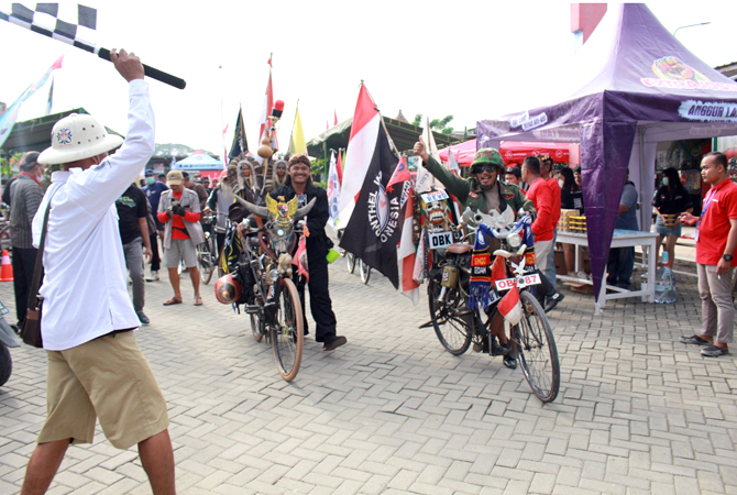 DILEPAS: Rombongan sepeda ontel onta diberangkatkan dalam rangka hari jadi Grobogan ke 296 yang didukung oleh Extra Joss di taman kuliner Simpang Lima Purwodadi, Minggu (27/3) kemarin. (SIROJUL MUNIR/RADAR KUDUS)