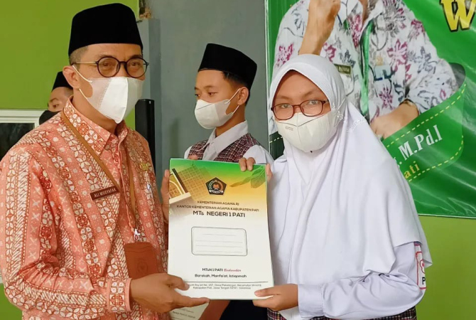 DIAPRESIASI: Pihak MTsN 1 Pati memberikan penghargaan kepada siswa berprestasi di sekolahan belum lama ini. (MTSN 1 PATI FOR RADAR KUDUS)