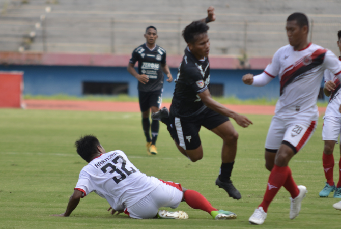 NGEYEL : Pertandingan ketat antara Persipa Pati menghadapi Putra Delta Sidoarjo berakhir seri 1-1 di Stadion Gelora Delta Sidoarjo pada Minggu (6/3). (DOKUMEN PERSIPA PATI)